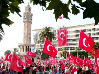 Demokrasi Mitingi için Yüzbinler Konak Meydanında – İzmir